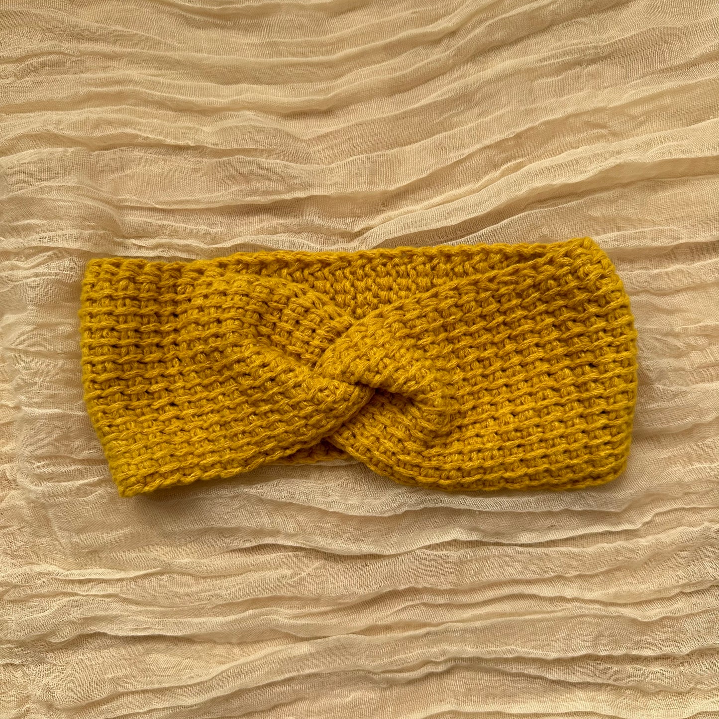 Diadema trenzada de color amarillo brillante