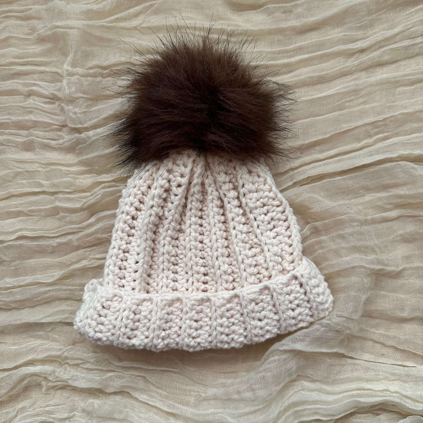 Gorro de bebé blanco con pompón de piel sintética