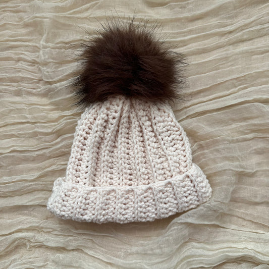 Gorro de bebé blanco con pompón de piel sintética