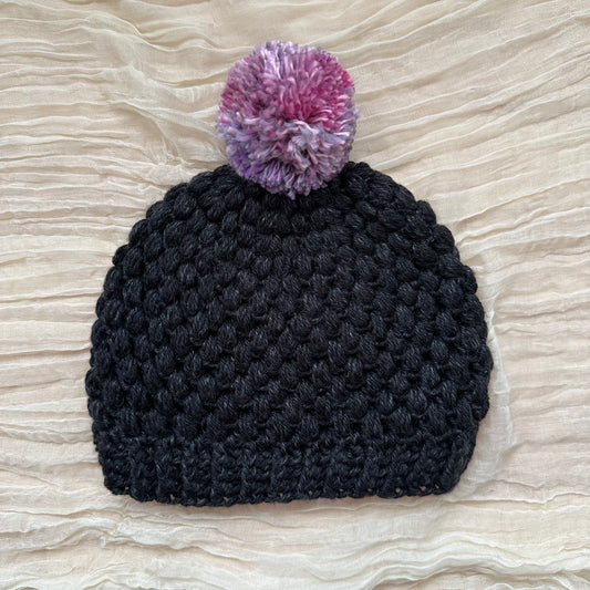 Gorro abullonado - gris oscuro/negro con pompón rosa