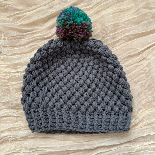 Gorro abullonado gris con múltiples pompones