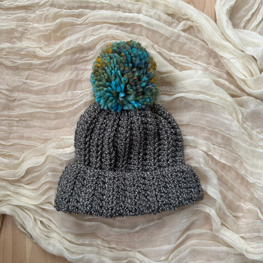 Gorro de bebé gris con pompón multicolor