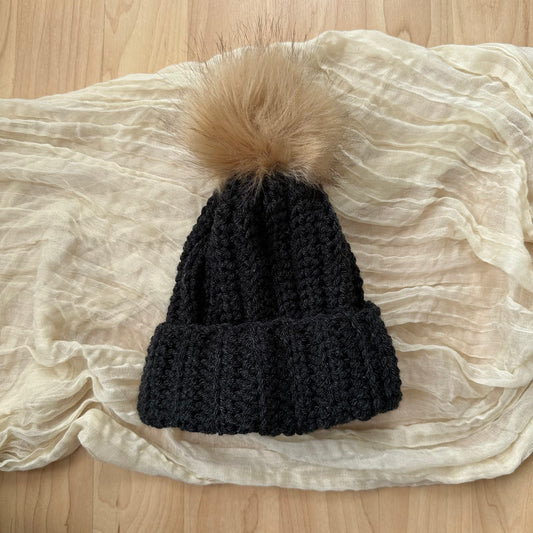 Gorro de bebé color carbón con pompón de piel sintética