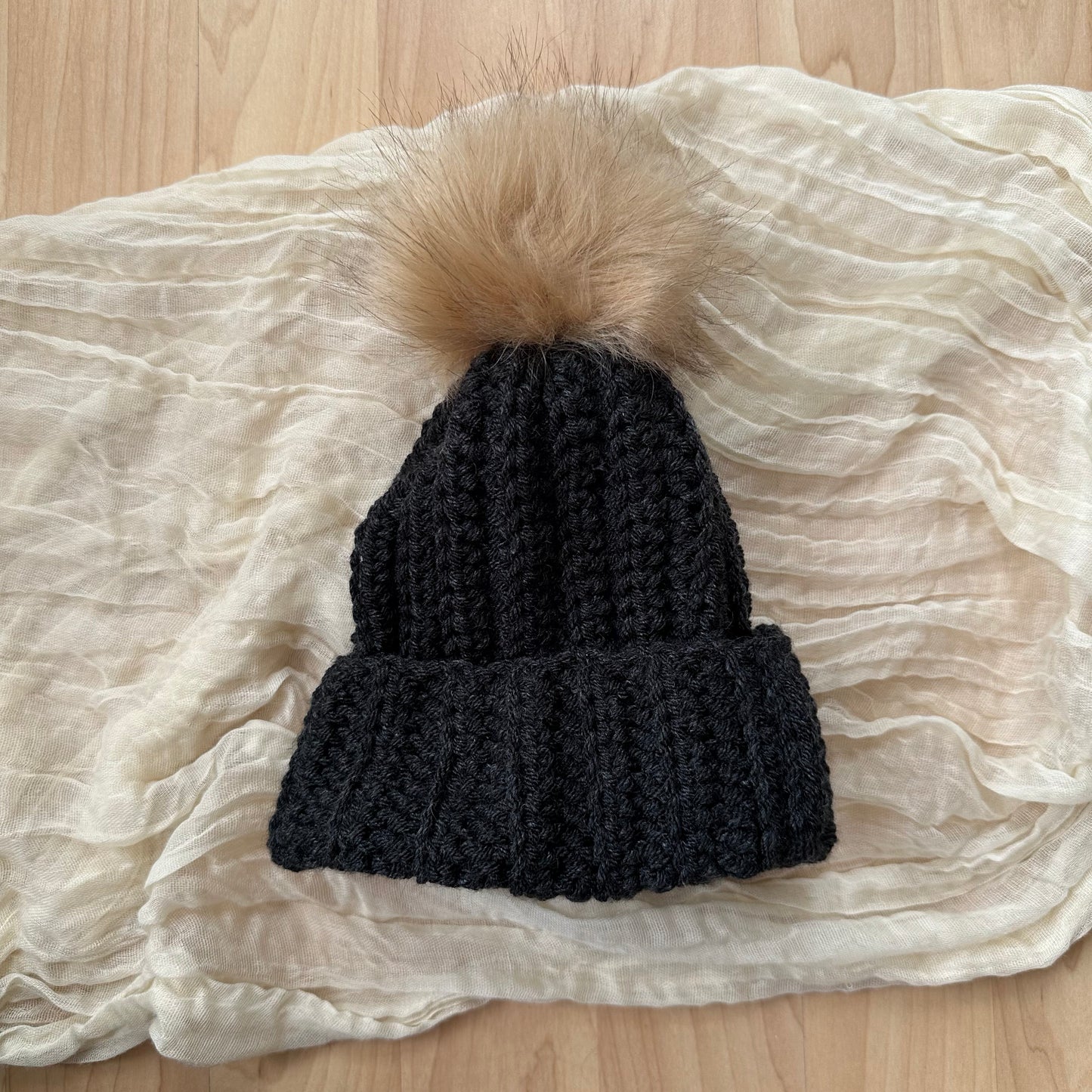 Gorro de bebé color carbón con pompón de piel sintética