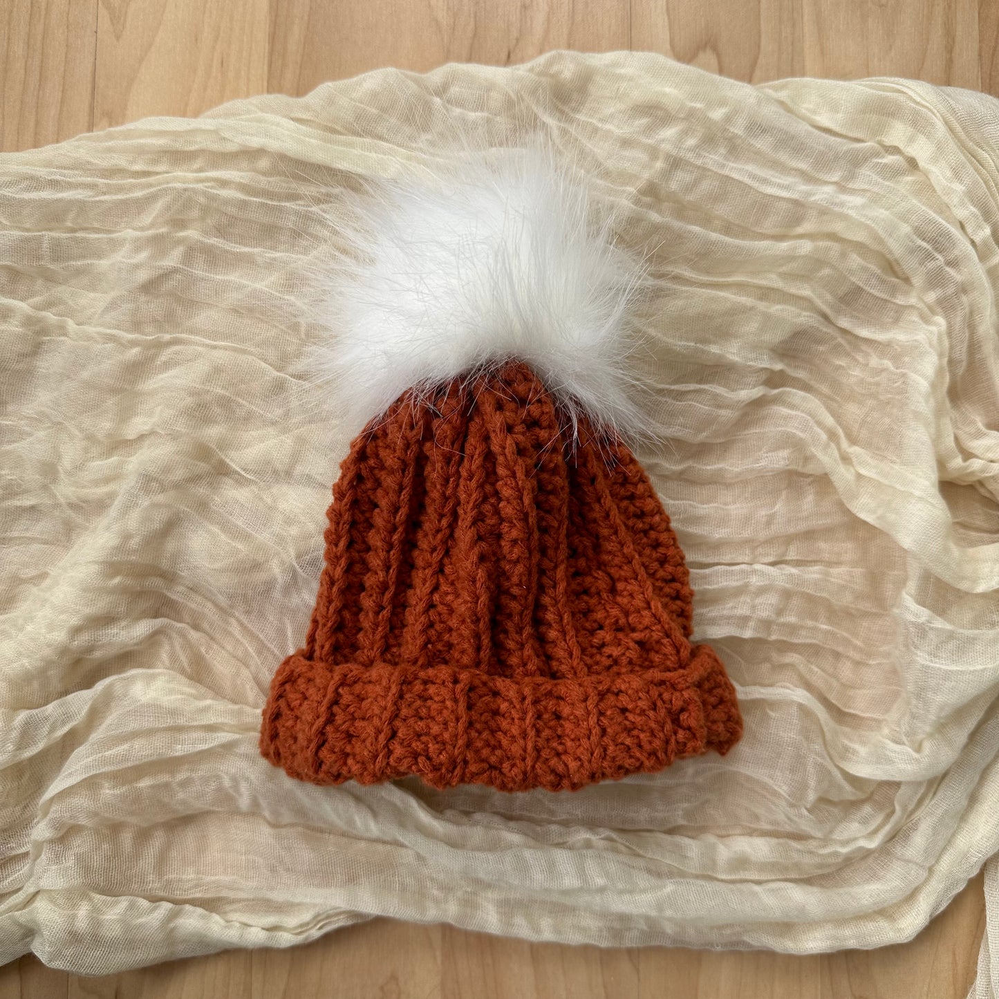 Gorro de bebé naranja con pompón de piel sintética