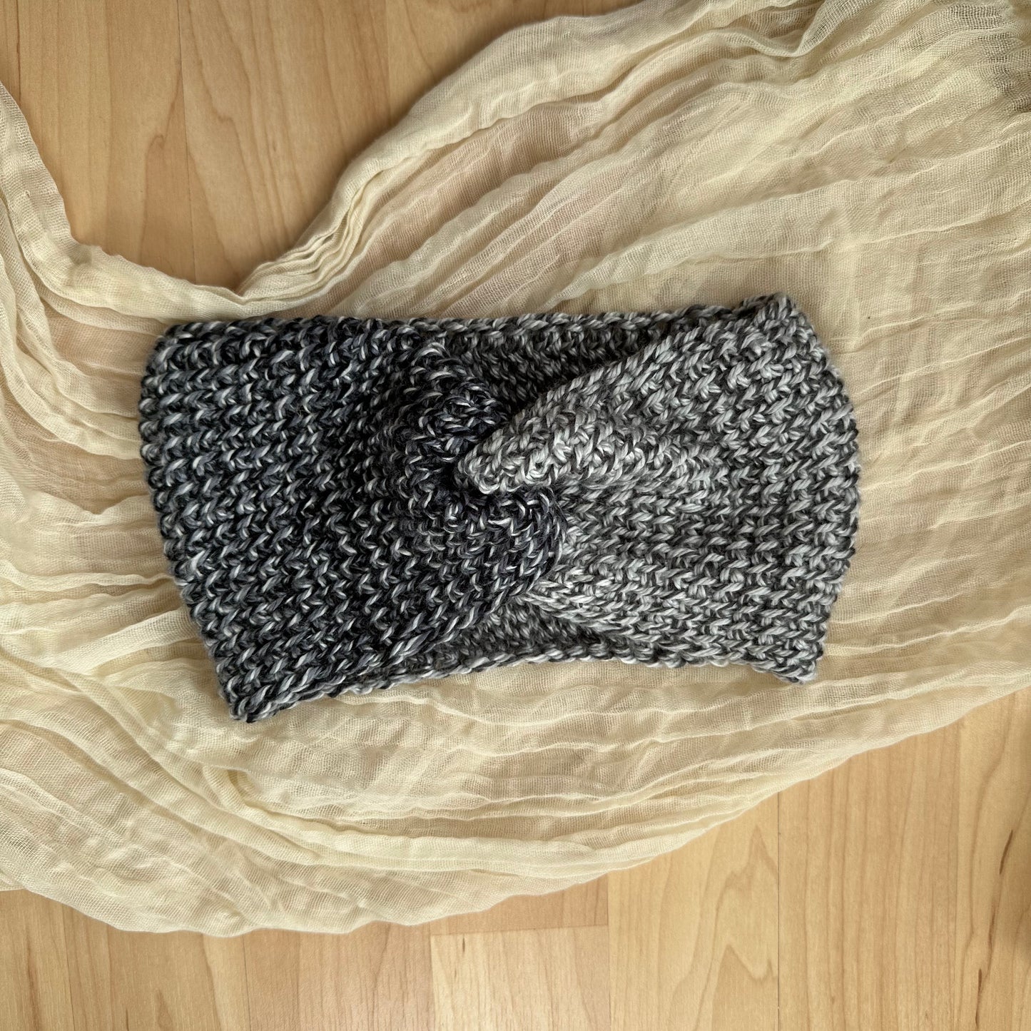 Diadema tejida con diseño retorcido - patrón gris