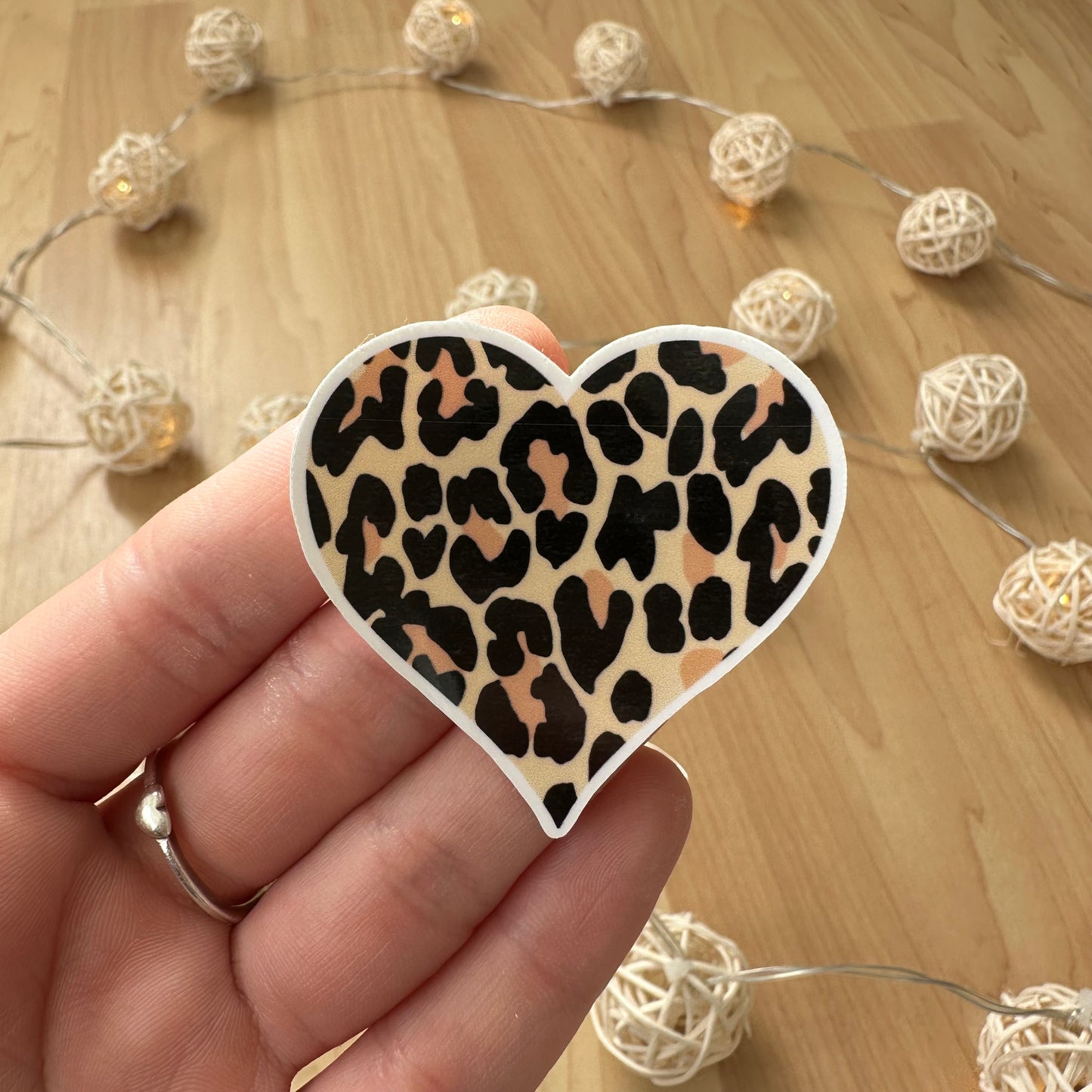 Pegatina de corazón con estampado de leopardo