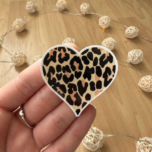 Pegatina de corazón con estampado de leopardo